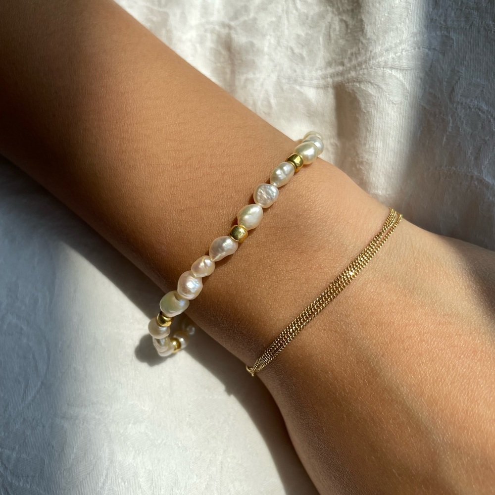 Dainty gold & pearl beaded bracelet